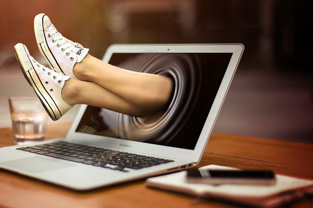 Piedi che escono dallo schermo per mostrare come la seo per freelance può essere facile, senza tecnicismi
